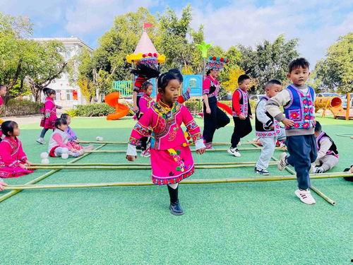 幼儿园竹竿舞视频,幼儿园孩子们的欢乐时光