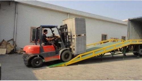 叉车装集装箱视频,视频揭秘操作全过程